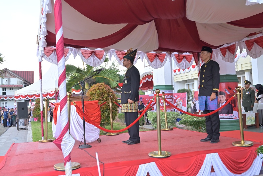 Sekda Aceh Jaya Pimpin Upacara Penurunan Bendera Merah Putih pada HUT Kemerdekaan RI ke-79