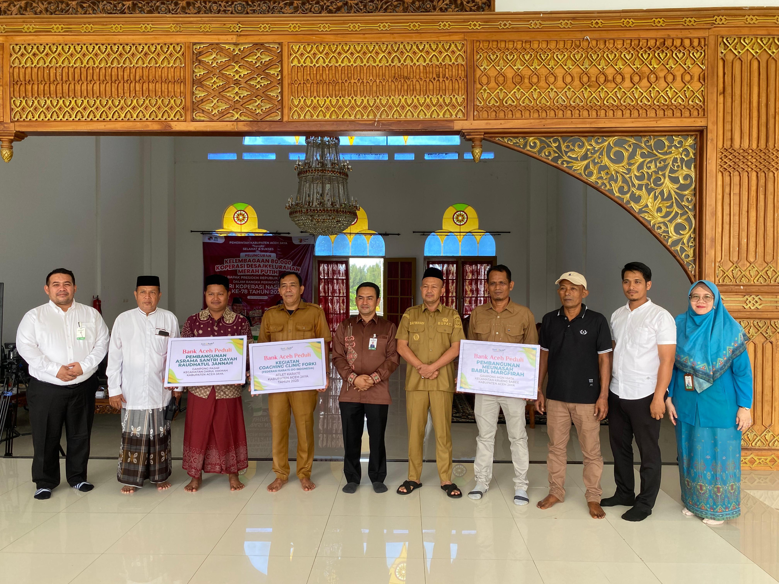 Pemkab Aceh Jaya dan Bank Aceh Salurkan Bantuan Sosial